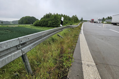 kaputte Leitplanke an Autobahn