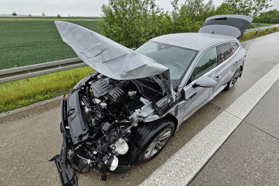 PKW mit Frontschaden auf Autobahn