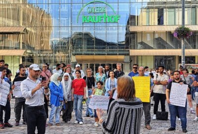 Arabisch-Deutscher-Verband ruft auf: Chemnitz gedenkt Opfern von Solingen - Am Samstagnachmittag gab es eine friedvolle Kundgebung am Neumarkt in Gedanken der Opfer von Solingen.  Foto: Harry Härtel