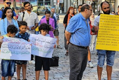 Arabisch-Deutscher-Verband ruft auf: Chemnitz gedenkt Opfern von Solingen - Am Samstagnachmittag gab es eine friedvolle Kundgebung am Neumarkt in Gedanken der Opfer von Solingen. Foto: Harry Härtel