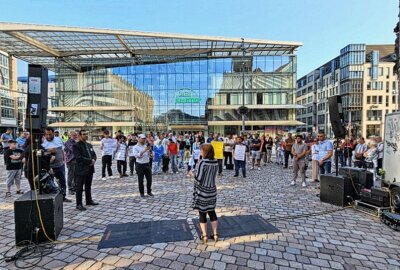 Arabisch-Deutscher-Verband ruft auf: Chemnitz gedenkt Opfern von Solingen - Am Samstagnachmittag gab es eine friedvolle Kundgebung am Neumarkt in Gedanken der Opfer von Solingen. Foto: Harry Härtel