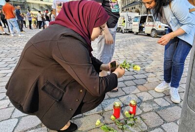 Arabisch-Deutscher-Verband ruft auf: Chemnitz gedenkt Opfern von Solingen - Am Samstagnachmittag gab es eine friedvolle Kundgebung am Neumarkt in Gedanken der Opfer von Solingen. Foto: Harry Härtel