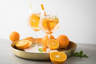 Arancello, bitte! Neuer Spritz erobert Bars und Terrassen - Der Arancello Spritz mit Orangen und Melisse als Deko liegt im Trend.