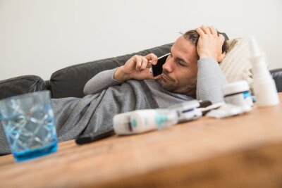 Arbeitgeber macht Hausbesuch bei Krankheit: Geht das? - Ein Anruf wegen einer dringenden beruflichen Fragen kann in Ausnahmefällen während einer Krankmeldung erlaubt sein.