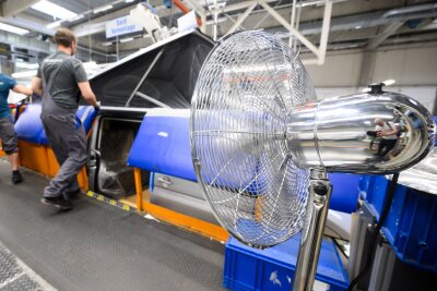 Arbeitsrecht: 5 Fakten zu heißen Tagen im Job - Übersteigt die Raumtemperatur bestimmte Grenzwerte, muss sich der Arbeitgeber zum Beispiel um Ventilatoren oder Klimaanlagen kümmern.