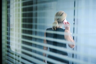 Aua! Wenn Rücken und Nacken vom Sitzen schmerzen - Beim Telefonieren aufstehen und umhergehen - das entlastet den Rücken.