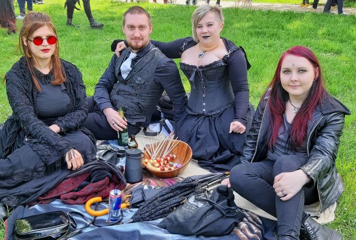 Auch Corona kann das diesjährige "Wave Gotik Treffen" 2021 nicht nehmen - Schwarze Gewänder und düstere Schminke als Markenzeichen der Anhänger der "schwarzen Szene". Foto: Anika Weber