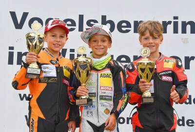 Auch Fynn Kratochwil träumt von der MotoGP - Wittgenborn 2019 - bei Siegerehrungen fühlt sich Fynn Kratochwil in der Mitte am wohlsten. Foto: Thorsten Horn