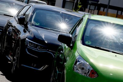 Auch im Auto ist man vor UV-Strahlen nicht sicher - Auch im Auto kann lange Sonneneinstrahlung zu Sonnenbrand, Hautalterung und Krebs führen.