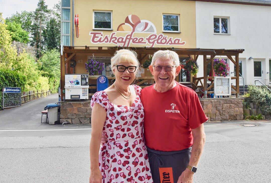 Auch nach 46 Jahren: Der "Eis-Peter" sorgt weiter für kühle Genüsse in Glösa - Gabriele und Peter Kölb vor ihrem Eiscafé in Glösa. Foto: Steffi Hofmann