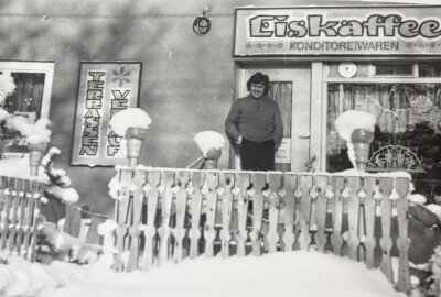 Auch nach 46 Jahren: Der "Eis-Peter" sorgt weiter für kühle Genüsse in Glösa - Ein altes Foto, das an das Eröffnungsjahr erinnert: Vor 45 Jahren ging alles los. Repro: Steffi Hofmann/Archiv