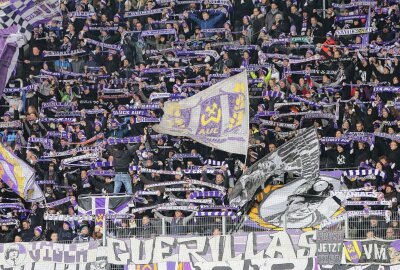 Aue-Fans auf B173 gestoppt und von Maskierten angegriffen - Blick auf die Fans FC Erzgebirge Aue. Foto: Carsten Wagner/Archiv