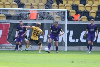 Auer Spieler Boris Tashchy klärt im eigenen Strafraum den Ball.