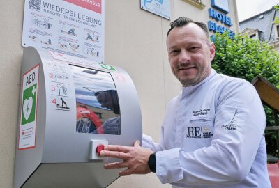 Aue hat zwei weitere AED-Standorte - Am Hotel "Blauer Engel" in Aue ist ein Laien-Defibrillator angebracht worden - im Bild Geschäftsführer Benjamin Unger. Foto: Ralf Wendland