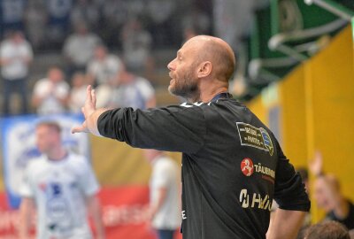 Aue verliert gegen Bietigheim - EHV-Trainer Olafur Stefansson hat gegen Bietigheim vielen jungen Leuten Spielzeit gegeben. Foto: Ralf Wendland