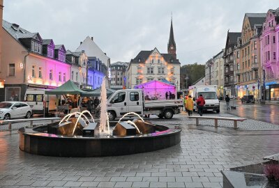 Auer haben zur Shoppingnacht eingeladen - Die Innenstadt zeigt sich durch beleuchtete Häuser in einem besonderen Flair. Foto: Ramona Schwabe