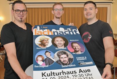 Auer Lachnacht feiert am Samstagabend Premiere - Laden zur 1. Auer Lachnacht ein (v.li.) Tobias Hertzsch, FSJ-ler Max Fankhänel und Bühnenmeister Lucien Uhlig. Foto: Ralf Wendland