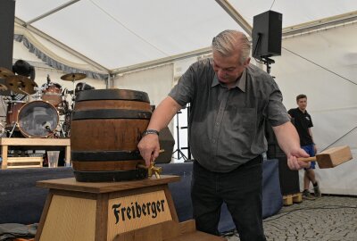 Auer laden noch bis Sonntag zum Stadtfest ein - Oberbürgermeister Heinrich Kohl beim Bierfassanstich. Foto: Ralf Wendland