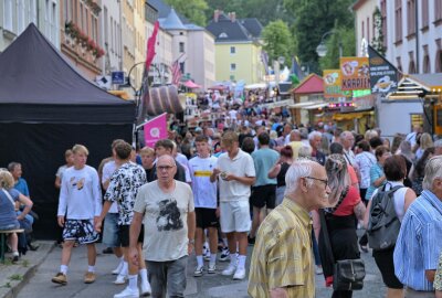 Auer laden noch bis Sonntag zum Stadtfest ein - Das Auer Stadtfest lockt zahlreiche Besucher in die Innenstadt. Foto: Ralf Wendland