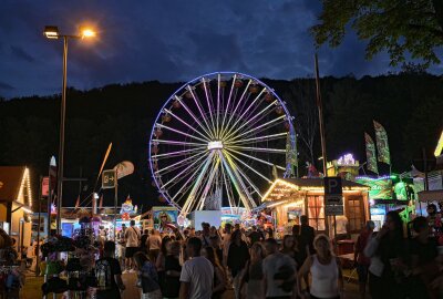 Auer laden noch bis Sonntag zum Stadtfest ein - Auf dem Anton-Günther-Platz ist ein großer Rummel aufgebaut. Foto: Ralf Wendland