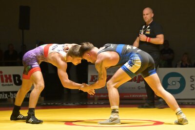 Auer Ringer verlieren Sachsen-Derby - Der Auer Teetje Richter (li.) musste sich seinem Gegner Roman Walter nach Punkten geschlagen geben. 