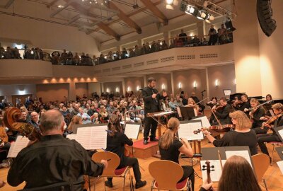 Auer Sinfoniker begeistern ihr Publikum - Beim Familienkonzert "Soundtracks in Concert" im Kulturzentrum "Goldne Sonne" in Schneeberg standen die Auer Sinfoniker unter der Leitung von Rico Reinwarth. Foto: Ralf Wendland