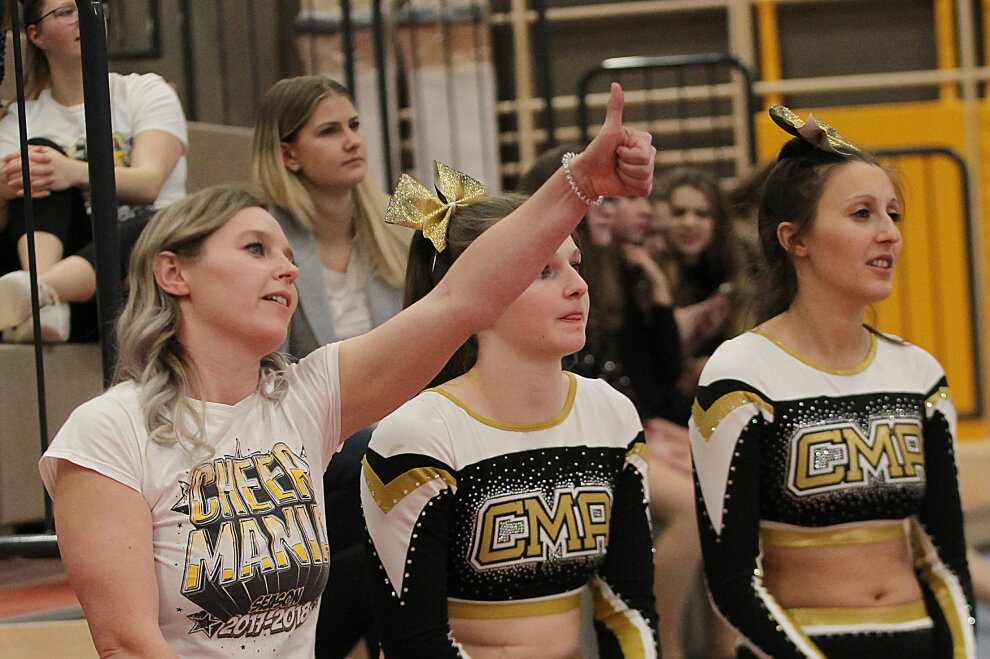 Auerbacher Cheerleader sind heiß auf Riesa - Vereinsvorsitzende und Trainerin Anne Tiepner (li.) motiviert ihre Teams und vermittelt Werte. Foto: Thomas Voigt  