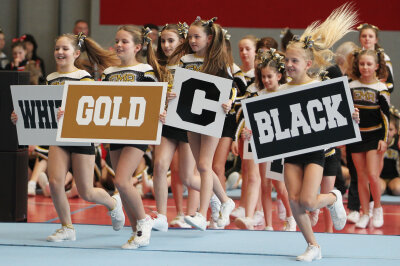 Auerbacher Cheerleader sind heiß auf Riesa - :  Bei den Generalproben bringen sich die  Cheerleader wie später zum Wettkampf  in Stimmung.    Foto: Thomas Voigt 