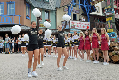 Auerbacher Cheerleader sind heiß auf Riesa - Die Auerbacher Cheerleader werden gern zu Veranstaltungen gebucht.  Im August dieses Jahres traten sie zur Schulstart-Party im Freizeitpark Plohn auf. Foto: Thomas Voigt    