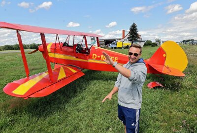 Auerbacher Fliegerklub lockt heute zum Schnuppertag - Auf dem Gelände gibt es viel zu entdecken: Fluglehrer Falk Lehniger präsentiert seinen neu erworbenen Doppeldecker. Foto: Thomas Voigt