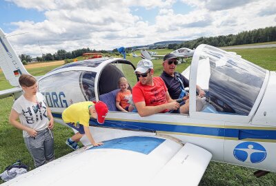 Auerbacher Fliegerklub lockt heute zum Schnuppertag - Pilot Thomas Scheffler vom gastgebenden Fliegerklub startete mit einer Familie zur Göltzschtalbrücke. Foto: Thomas Voigt