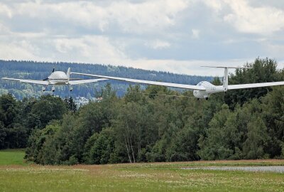 Auerbacher Fliegerklub lockt heute zum Schnuppertag - Auf der Start- und Landepiste war jede Menge los. Ein Segelflugzeug hebt mit einem Motor-Schlepper ab. Foto: Thomas Voigt