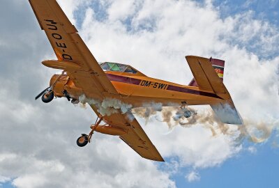 Auerbacher Fliegerklub lockt heute zum Schnuppertag - Auch die aus DDR-Zeiten bekannte "Hummel" - es handelt sich um ein Agrarflugzeug -zog die Blicke auf sich. Foto: Thomas Voigt