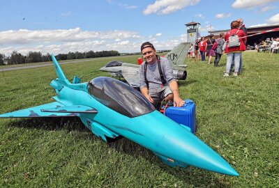 Auerbacher Fliegerklub lockt heute zum Schnuppertag - Spektakel für Modellflugzeug-Fans: Martin Hilse aus Berlin ließ seine Chengdu J 10 übers Gelände düsen. Foto: Thomas Voigt