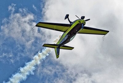 Auerbacher Fliegerklub lockt heute zum Schnuppertag - Fluglehrer Michael Scheffler zeigte waghalsige Flugmanöver. Foto: Thomas Voigt