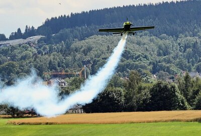 Auerbacher Fliegerklub lockt heute zum Schnuppertag - Fluglehrer Michael Scheffler nahe der Start- und Landepiste im Tiefflug. Foto: Thomas Voigt.