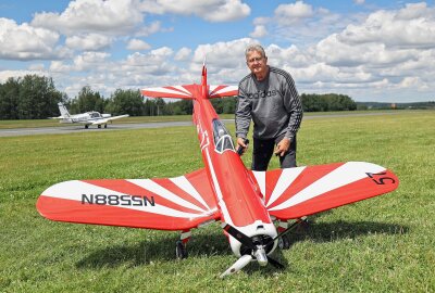 Auerbacher Fliegerklub lockt heute zum Schnuppertag - Da schlug das Herz der Modellflugzeug-Fans höher: Gast Eberhard König präsentierte seine Goodyear F2G . Foto: Thomas Voigt