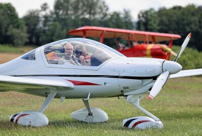 Auerbacher Fliegerklub lockt heute zum Schnuppertag - Schon am ersten Besuchertag nutzten viele Gäste die Möglichkeit, an Rundflügen teilzunehmen. Foto: Thomas Voigt