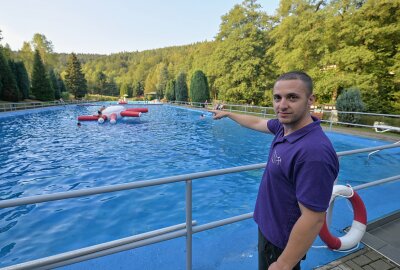 Auerhammer Freibad noch bis Sonntag geöffnet - Das Auerhammer Freibad noch bis Sonntag geöffnet - im Bild Eike Mann, Fachangestellter für Bäderbetriebe. Foto: Ralf Wendland