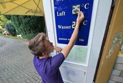 Auerhammer Freibad noch bis Sonntag geöffnet - Das Auerhammer Freibad noch bis Sonntag geöffnet - im Bild der Auszubildende Lukas Schauer. Foto: Ralf Wendland