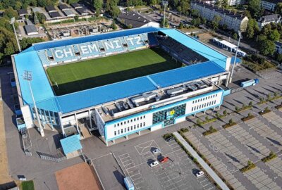 Auf besonderer Mission: CFC-Maskottchen verteilt 66 Freikarten fürs Derby - Das Stadion - An der Gellertstraße. Foto: Harry Härtel/Archiv