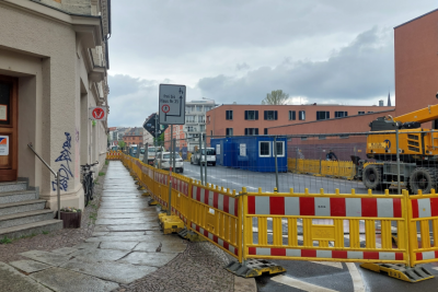 Auf dem Fußweg unterwegs: Radfahrer verunglückt tödlich - Radfahrer verletzt sich bei einem Sturz in eine Baugrube und stirbt im Krankenhaus. Foto: Christian Grube