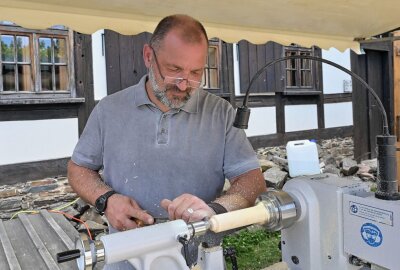 Auf dem Gelände des Pochwerks ist gefeiert worden - Beim Handwerkermarkt vertreten war Holzbildhauer Lars Neubert aus Schneeberg. Foto: Ralf Wendland