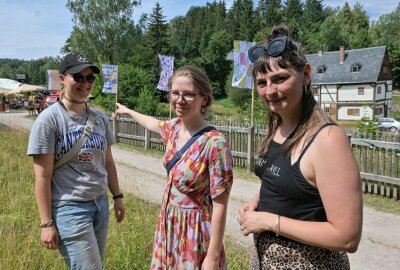 Auf dem Gelände des Pochwerks ist gefeiert worden - Im Rahmen eines Projekts mit der Angewandten Kunst Schneeberg sind große Fahnen entstanden, die jetzt den Weg zum Pochwerk schmücken (v.li.) Katti Haumer, Leonie Jacobi und Franziska Heinze. Foto: Ralf Wendland