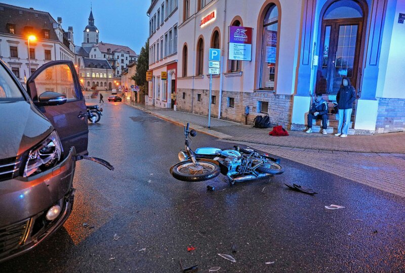 Auf Dem Weg Zur Schule: Jugendlicher Auf Moped Angefahren