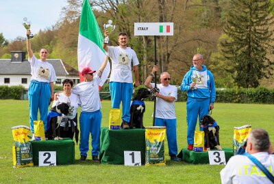 Auf den Hund gekommen: Boxer-WM in der Zschopauaue begeistert Züchter und Gäste - Die Podestplätze der IGP-1 gingen an Simone Cosoni mit Hund Harley Quinn di Casa Savelli, Erika Landolfi mit Hund Garcia di Casa Savelli sowie Duccio Rogani mit Hund Delle Stregonie Nemo. Alle Teams auf dem Podest kamen aus Italien. Foto: Erik Hoffmann