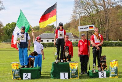 Auf den Hund gekommen: Boxer-WM in der Zschopauaue begeistert Züchter und Gäste - : In der Weltmeister-Disziplin IGP-3 gingen die Podestplätze an Kathrin Heldt mit Hund Fifus (1) mit 290 Punkten aus Deutschland, Francesco Marchese mit Hund Arno von Geraberg (2) mit 272 Punkten aus Italien sowie Jan-Paul Becker mit Hund Felix von Alt-Bayern (3) mit 270 Punkten aus Deutschland. Foto: Erik Hoffmann