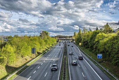 Auf der Autobahn: Vater vergisst Kind auf Rastplatz und setzt Fahrt fort - Symbolbild. Foto: Pixabay/Anestiev