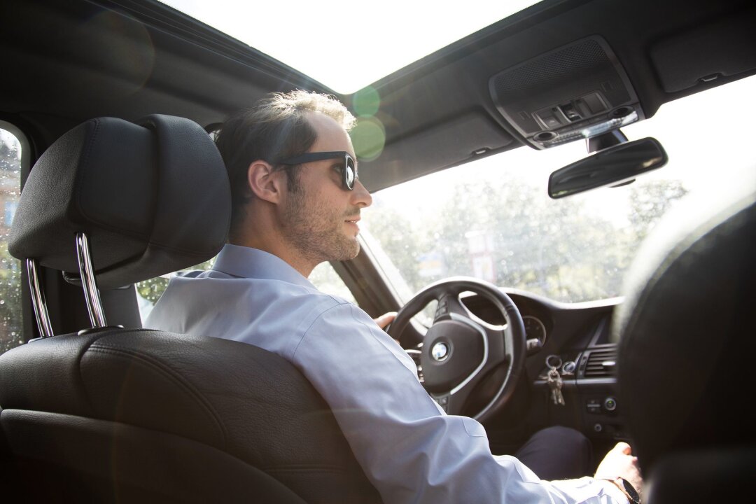 Auf diese Sonnenbrillen sollten Sie am Steuer verzichten - Die Gläser einer Sonnenbrille zum Autofahren sollten nicht zu dunkel getönt sein.