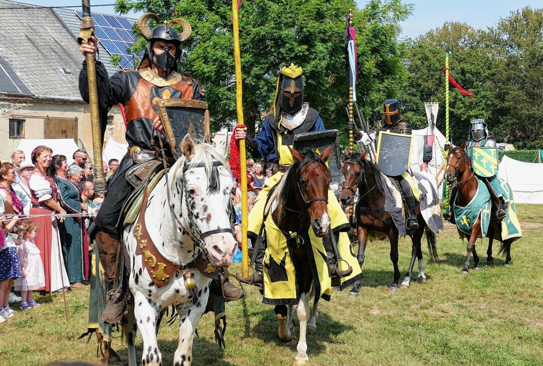 Auf diesem Schloss im Erzgebirge haben Ritter die Lanzen sprechen lassen - Der Einmarsch der Ritter: Hoch zu Ross kommen sie mit ihren Lanzen angeritten. Foto: Andreas Bauer